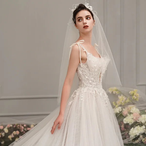 Élégant Ivoire Robe De Mariée 2019 Princesse Col v profond Sans Manches Dos Nu Appliques En Dentelle Perlage Cathedral Train Volants