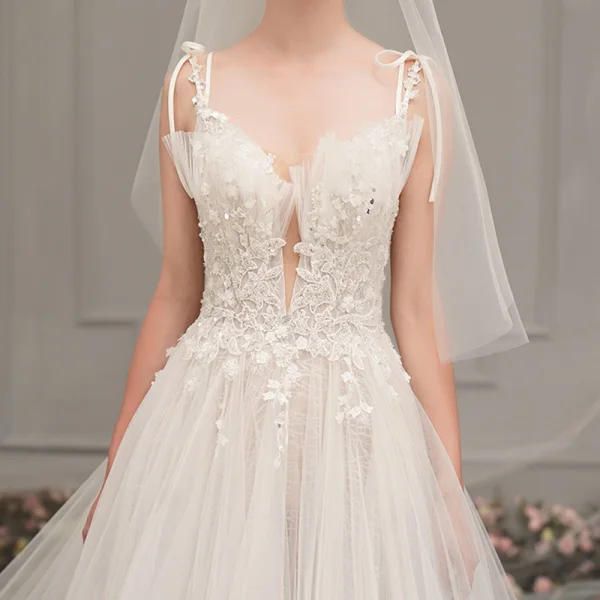 Élégant Ivoire Robe De Mariée 2019 Princesse Col v profond Sans Manches Dos Nu Appliques En Dentelle Perlage Cathedral Train Volants