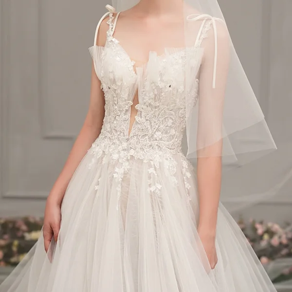 Élégant Ivoire Robe De Mariée 2019 Princesse Col v profond Sans Manches Dos Nu Appliques En Dentelle Perlage Cathedral Train Volants