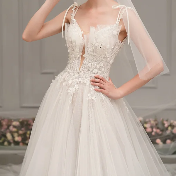 Élégant Ivoire Robe De Mariée 2019 Princesse Col v profond Sans Manches Dos Nu Appliques En Dentelle Perlage Cathedral Train Volants