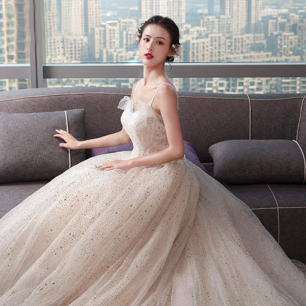 Schöne Champagner Brautkleider / Hochzeitskleider 2019 Empire Spaghettiträger Ärmellos Rückenfreies Applikationen Spitze Perlenstickerei Perle Glanz Tülle Kapelle-Schleppe Rüschen