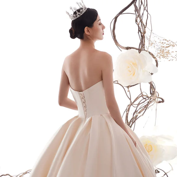 Enkel Champagne Satin Brudekjoler 2019 Prinsesse Fantastiske / Unike Kjæreste Ryggløse Cathedral Train Buste