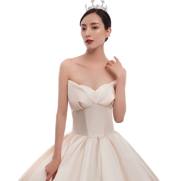 Enkel Champagne Satin Brudekjoler 2019 Prinsesse Fantastiske / Unike Kjæreste Ryggløse Cathedral Train Buste