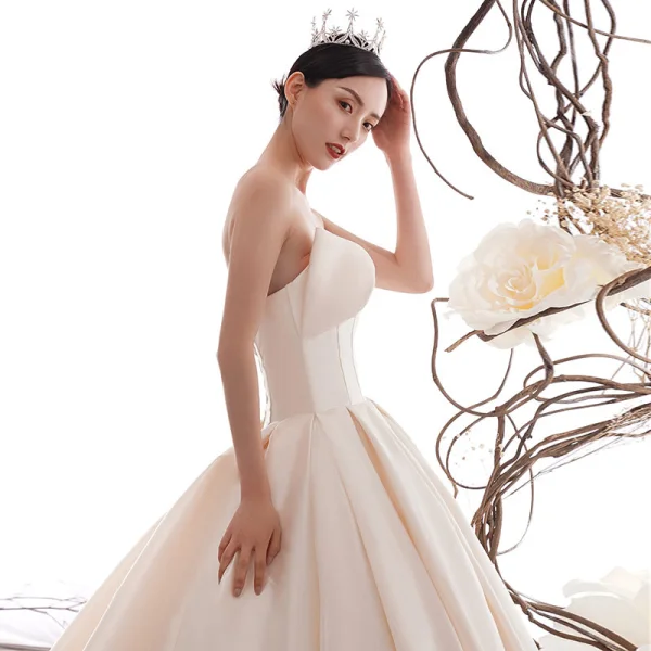 Enkel Champagne Satin Brudekjoler 2019 Prinsesse Fantastiske / Unike Kjæreste Ryggløse Cathedral Train Buste