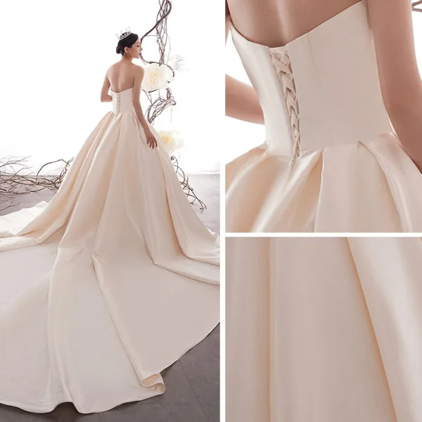 Enkel Champagne Satin Brudekjoler 2019 Prinsesse Fantastiske / Unike Kjæreste Ryggløse Cathedral Train Buste