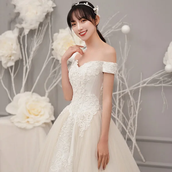 Vintage / Retro Champagne Outdoor / Garden Wedding Dresses 2019 A-Line / Princess Off-The-Shoulder Short Sleeve Backless Appliques Lace Beading Sweep Train Ruffle