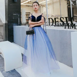 Abordable Bleu Marine Dégradé De Couleur Daim Robe De Soirée 2019 Princesse Col V Profond Sans Manches Longue Volants Dos Nu Robe De Ceremonie