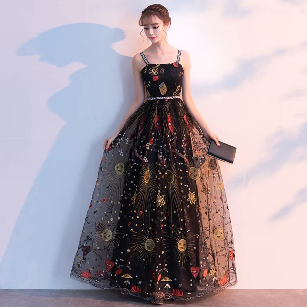 Charmant Noire Robe De Soirée 2019 Princesse Bretelles Spaghetti Sans Manches Dessin animé Brodé Ceinture Longue Volants Dos Nu Robe De Ceremonie