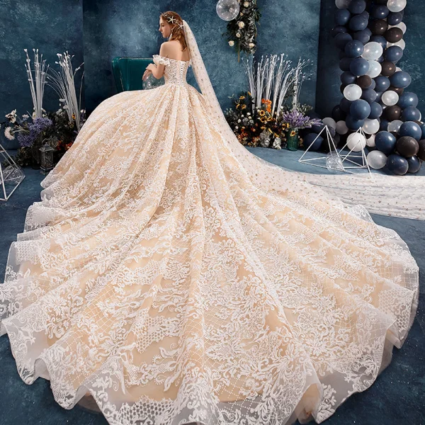 Schöne Champagner Brautkleider / Hochzeitskleider 2019 Ballkleid Off Shoulder Kurze Ärmel Rückenfreies Applikationen Spitze Kathedrale Schleppe Rüschen