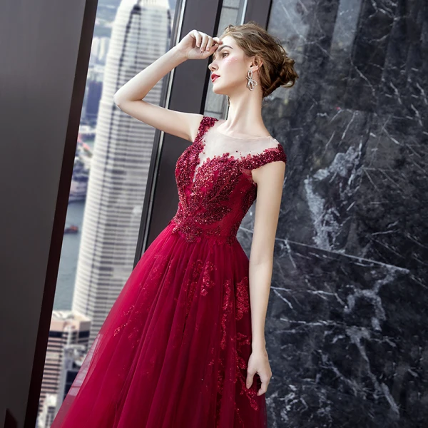 Charmant Bordeaux Transparentes Robe De Soirée 2019 Princesse Encolure Carrée Sans Manches Appliques En Dentelle Fait main Perlage Longue Volants Dos Nu
