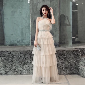 Fine Champagne Selskapskjoler 2019 Prinsesse Uten Ermer Rhinestone Sash Lange Gripende Ruffles Ryggløse Formelle Kjoler
