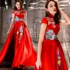 Chinesischer Stil Erschwinglich Rot Satin Abendkleider 2019 A Linie Stehkragen Ärmellos Stickerei Blumen Schleife Stoffgürtel Lange Rüschen Rückenfreies Festliche Kleider