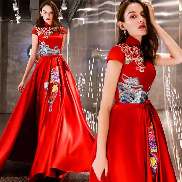 Style Chinois Abordable Rouge Satin Robe De Soirée 2019 Princesse Col Haut Sans Manches Brodé Fleur Noeud Ceinture Longue Volants Dos Nu Robe De Ceremonie