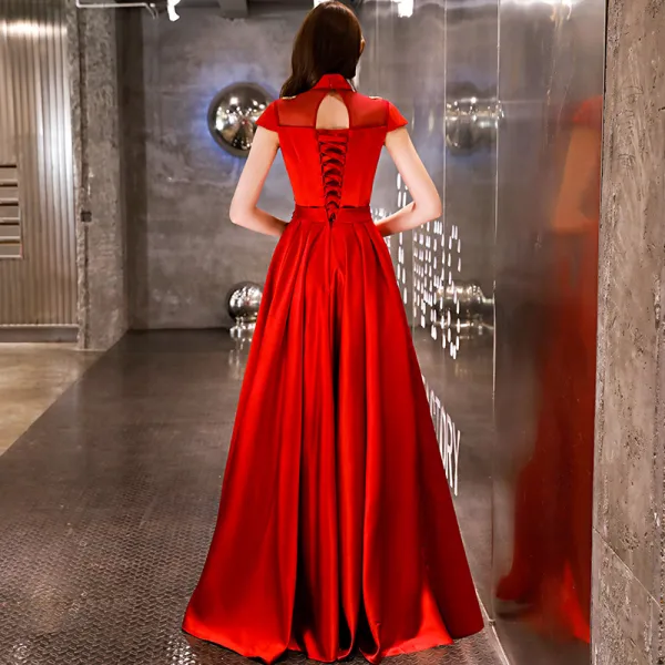 Style Chinois Abordable Rouge Satin Robe De Soirée 2019 Princesse Col Haut Sans Manches Brodé Fleur Perlage Longue Volants Dos Nu Robe De Ceremonie