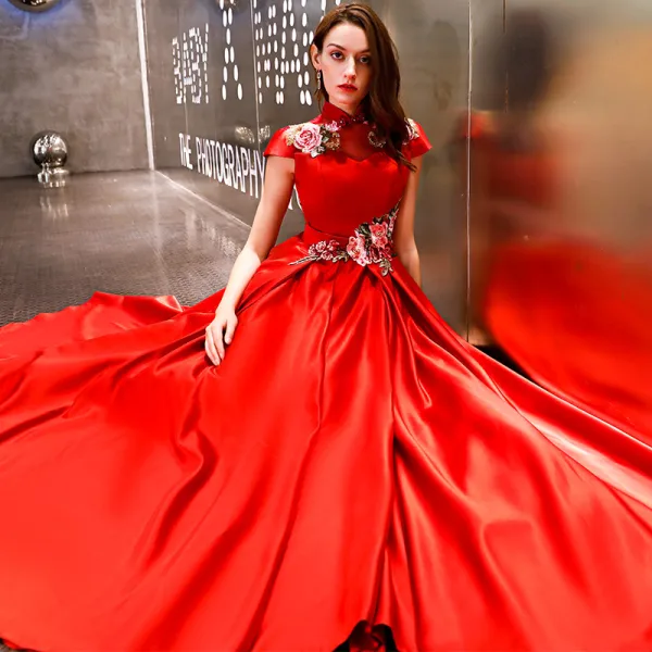 Style Chinois Abordable Rouge Satin Robe De Soirée 2019 Princesse Col Haut Sans Manches Brodé Fleur Perlage Longue Volants Dos Nu Robe De Ceremonie