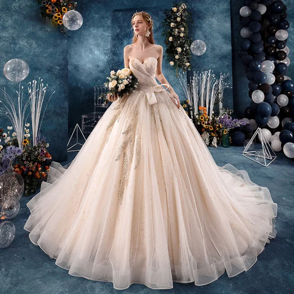 Elegant Champagne Brudekjoler 2019 Prinsesse Kjæreste Uten Ermer Ryggløse Beading Glitter Tyll Cathedral Train Buste