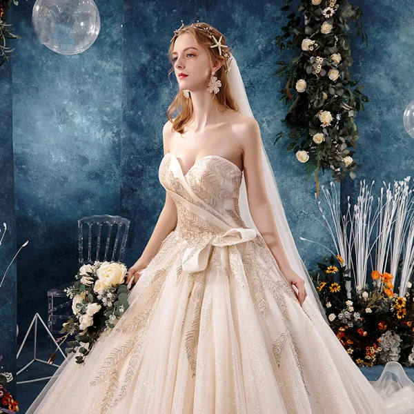 Elegant Champagne Brudekjoler 2019 Prinsesse Kjæreste Uten Ermer Ryggløse Beading Glitter Tyll Cathedral Train Buste