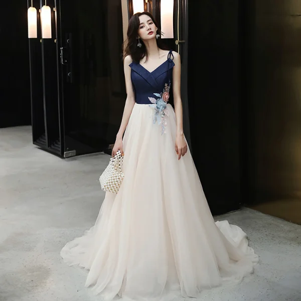 Élégant Bleu Marine Champagne Robe De Soirée 2019 Princesse Bretelles Spaghetti Sans Manches Dos Nu Appliques En Dentelle Fleur Perlage Tribunal Train Volants Robe De Ceremonie