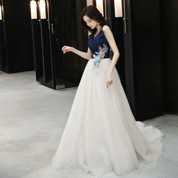 Élégant Bleu Marine Champagne Robe De Soirée 2019 Princesse Bretelles Spaghetti Sans Manches Dos Nu Appliques En Dentelle Fleur Perlage Tribunal Train Volants Robe De Ceremonie