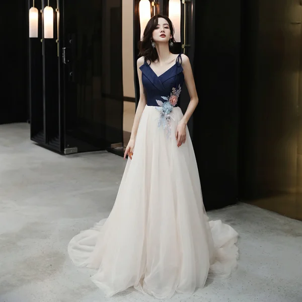 Élégant Bleu Marine Champagne Robe De Soirée 2019 Princesse Bretelles Spaghetti Sans Manches Dos Nu Appliques En Dentelle Fleur Perlage Tribunal Train Volants Robe De Ceremonie