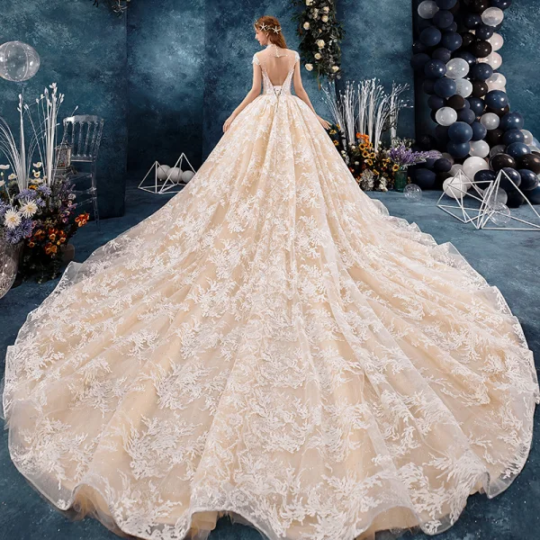 Vintage / Originale Champagne Transparentes Robe De Mariée 2019 Robe Boule Col Haut Sans Manches Dos Nu Forme de coeur Appliques En Dentelle Fait main Perlage Royal Train Volants