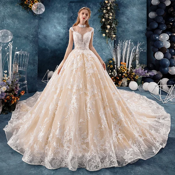 Vintage / Originale Champagne Transparentes Robe De Mariée 2019 Robe Boule Col Haut Sans Manches Dos Nu Forme de coeur Appliques En Dentelle Fait main Perlage Royal Train Volants