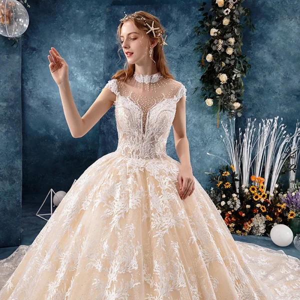 Vintage / Originale Champagne Transparentes Robe De Mariée 2019 Robe Boule Col Haut Sans Manches Dos Nu Forme de coeur Appliques En Dentelle Fait main Perlage Royal Train Volants