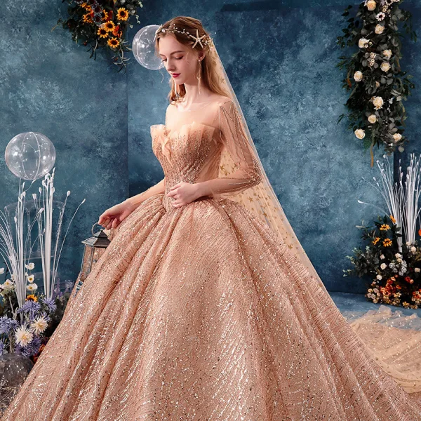 Unique Gold Durchsichtige Brautkleider / Hochzeitskleider 2019 Ballkleid Rundhalsausschnitt Lange Ärmel Rückenfreies Herzförmig Perlenstickerei Glanz Pailletten Kathedrale Schleppe Rüschen