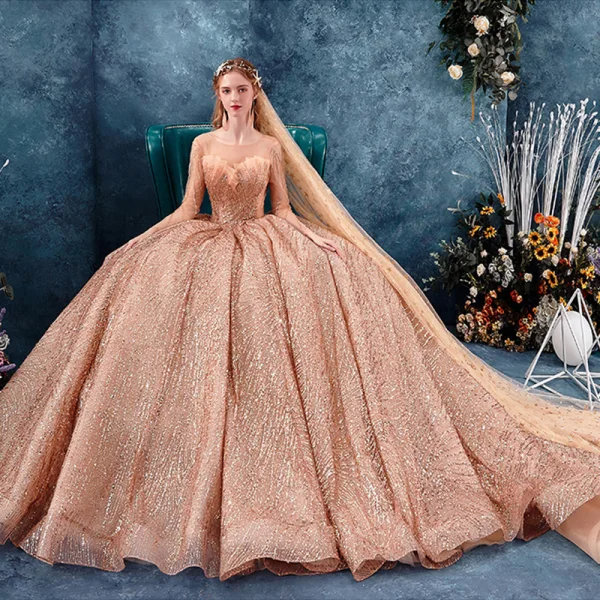 Unique Gold Durchsichtige Brautkleider / Hochzeitskleider 2019 Ballkleid Rundhalsausschnitt Lange Ärmel Rückenfreies Herzförmig Perlenstickerei Glanz Pailletten Kathedrale Schleppe Rüschen