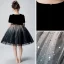 Mode Schwarz Blumenmädchenkleider 2019 Ballkleid Rundhalsausschnitt Kurze Ärmel Schleife Stoffgürtel Glanz Tülle Kurze Rüschen Kleider Für Hochzeit