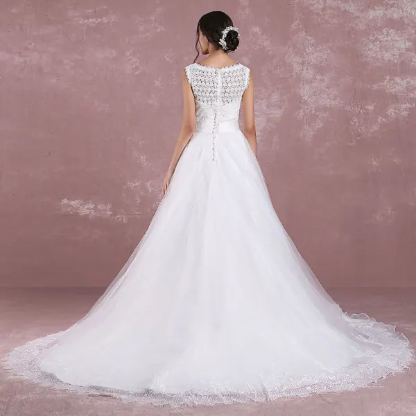 Elegante Weiß Brautkleider 2018 A Linie Rundhalsausschnitt Ärmellos Rückenfreies Applikationen Mit Spitze Strass Stoffgürtel Hof-Schleppe
