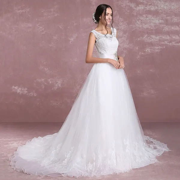 Elegante Weiß Brautkleider 2018 A Linie Rundhalsausschnitt Ärmellos Rückenfreies Applikationen Mit Spitze Strass Stoffgürtel Hof-Schleppe