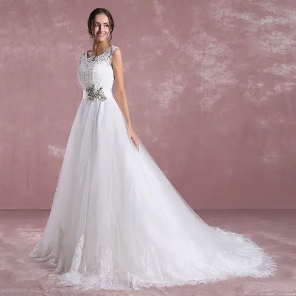 Elegante Weiß Brautkleider 2018 A Linie Rundhalsausschnitt Ärmellos Rückenfreies Applikationen Mit Spitze Strass Stoffgürtel Hof-Schleppe