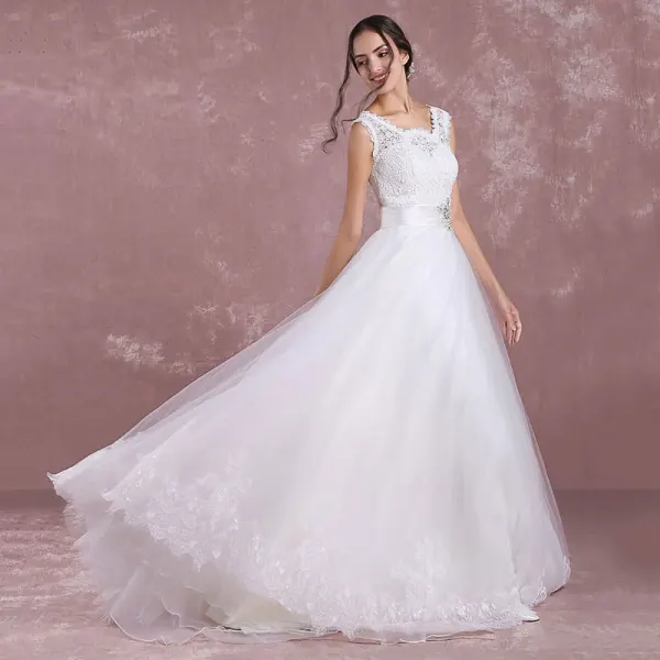 Elegante Weiß Brautkleider 2018 A Linie Rundhalsausschnitt Ärmellos Rückenfreies Applikationen Mit Spitze Strass Stoffgürtel Hof-Schleppe