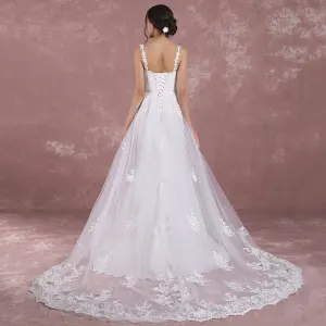 Élégant Blanche Robe De Mariée 2018 Princesse Épaules Sans Manches Dos Nu Appliques En Dentelle Tribunal Train Volants