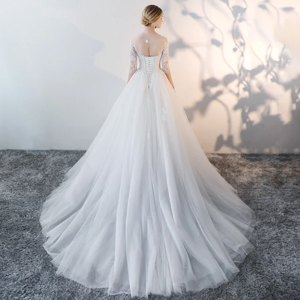 Charmant Ivory / Creme Sommer Durchsichtige Brautkleider 2018 A Linie Rundhalsausschnitt 3/4 Ärmel Rückenfreies Applikationen Mit Spitze Durchbohrt Rüschen Kapelle-Schleppe
