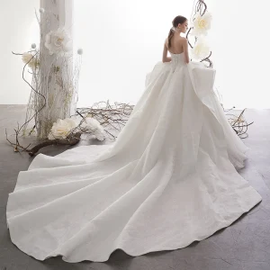High End Ivoor Trouwjurken 2019 Baljurk Strapless Mouwloos Ruglooze Glans Tule Cathedral Train Ruche