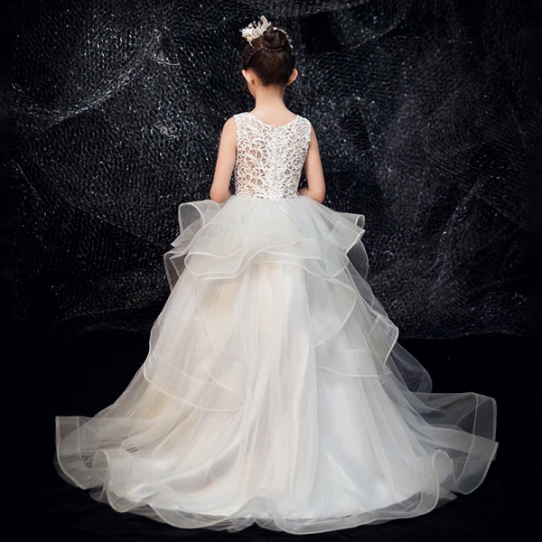 Meilleur Gris Dentelle Percé Robe Ceremonie Fille 2019 Robe Boule Encolure Dégagée Sans Manches Train De Balayage Volants en Cascade Robe Pour Mariage