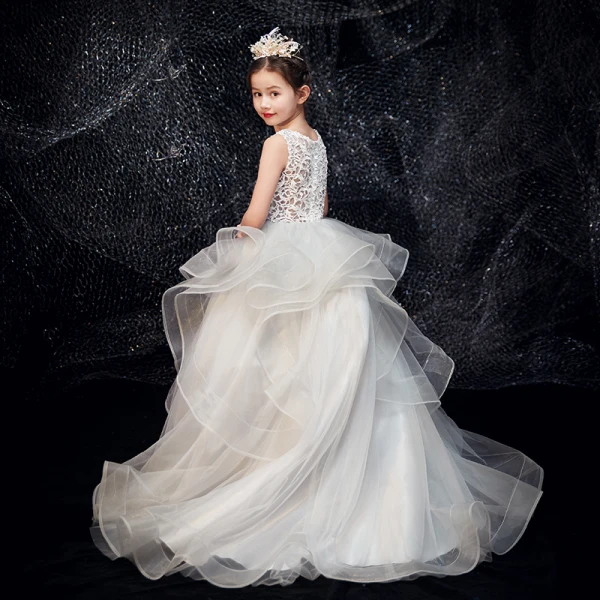 Meilleur Gris Dentelle Percé Robe Ceremonie Fille 2019 Robe Boule Encolure Dégagée Sans Manches Train De Balayage Volants en Cascade Robe Pour Mariage