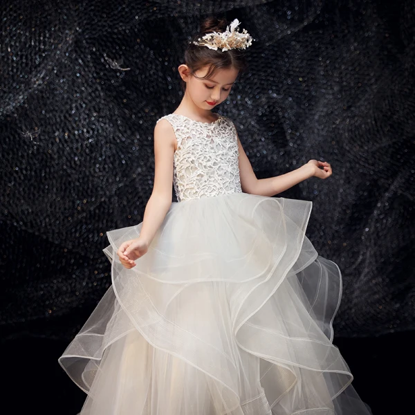 Meilleur Gris Dentelle Percé Robe Ceremonie Fille 2019 Robe Boule Encolure Dégagée Sans Manches Train De Balayage Volants en Cascade Robe Pour Mariage