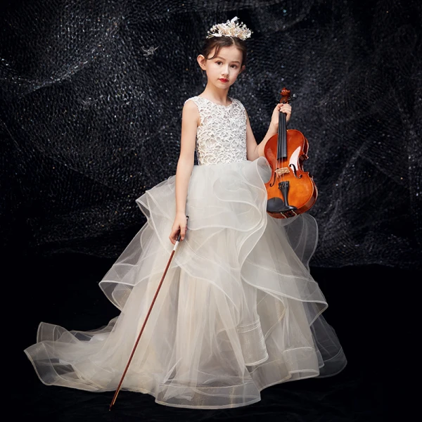 Meilleur Gris Dentelle Percé Robe Ceremonie Fille 2019 Robe Boule Encolure Dégagée Sans Manches Train De Balayage Volants en Cascade Robe Pour Mariage