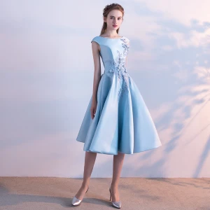 Mooie Prachtige Blauw Satijn Thuiskomst Afstuderen Jurken 2019 A Lijn Vierkante Halslijn Mouwloos Appliques Kant Kralen Parel Tea Length Ruche Ruglooze