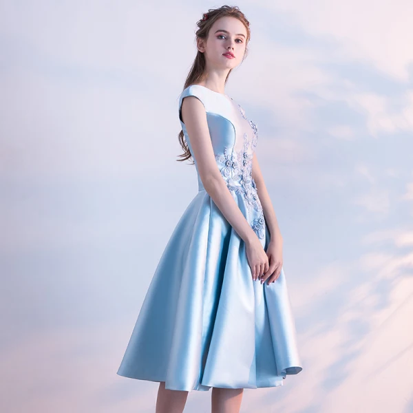 Chic / Belle Bleu Satin de retour Robe De Graduation 2019 Princesse Encolure Carrée Sans Manches Appliques En Dentelle Perlage Perle Thé Longueur Volants Dos Nu