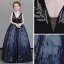 Luxe Bleu Marine Robe Ceremonie Fille 2019 Princesse Col v profond Sans Manches Faux Diamant Perlage Appliques En Dentelle Paillettes Longue Volants Dos Nu Robe Pour Mariage