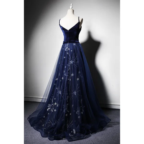 Elegante Marineblau Wildleder Abendkleider 2019 A Linie Spaghettiträger Tiefer V-Ausschnitt Ärmellos Strass Stoffgürtel Perlenstickerei Stickerei Lange Rüschen Rückenfreies Festliche Kleider