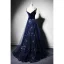 Elegante Marineblau Wildleder Abendkleider 2019 A Linie Spaghettiträger Tiefer V-Ausschnitt Ärmellos Strass Stoffgürtel Perlenstickerei Stickerei Lange Rüschen Rückenfreies Festliche Kleider