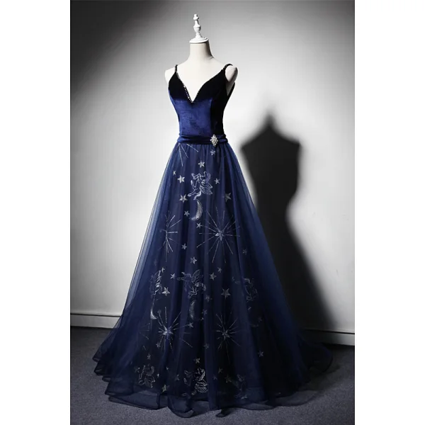 Elegante Marineblau Wildleder Abendkleider 2019 A Linie Spaghettiträger Tiefer V-Ausschnitt Ärmellos Strass Stoffgürtel Perlenstickerei Stickerei Lange Rüschen Rückenfreies Festliche Kleider
