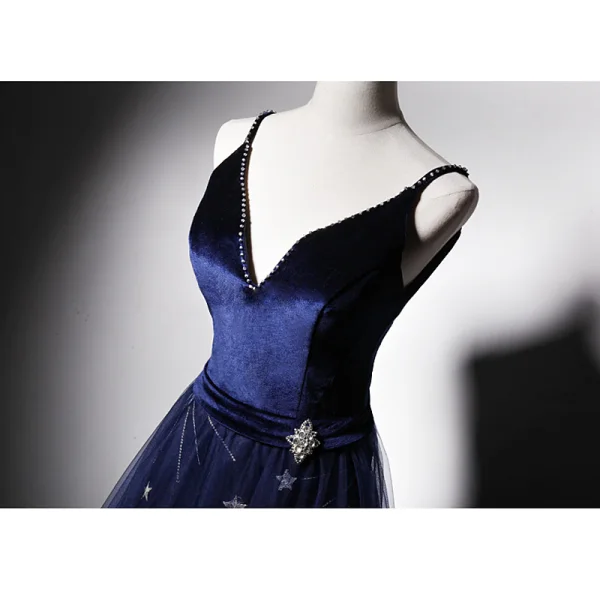 Elegante Marineblau Wildleder Abendkleider 2019 A Linie Spaghettiträger Tiefer V-Ausschnitt Ärmellos Strass Stoffgürtel Perlenstickerei Stickerei Lange Rüschen Rückenfreies Festliche Kleider