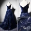 Elegante Marineblau Wildleder Abendkleider 2019 A Linie Spaghettiträger Tiefer V-Ausschnitt Ärmellos Strass Stoffgürtel Perlenstickerei Stickerei Lange Rüschen Rückenfreies Festliche Kleider