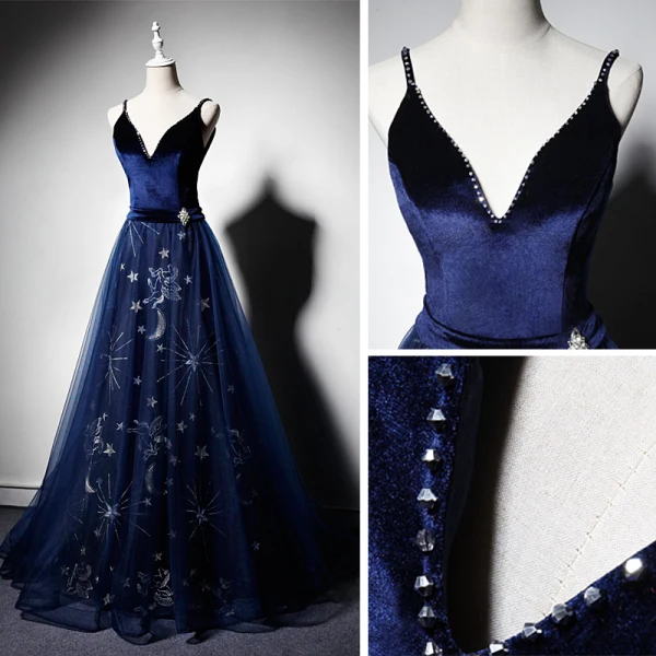 Elegante Marineblau Wildleder Abendkleider 2019 A Linie Spaghettiträger Tiefer V-Ausschnitt Ärmellos Strass Stoffgürtel Perlenstickerei Stickerei Lange Rüschen Rückenfreies Festliche Kleider